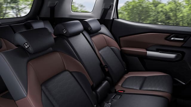 Ghế da cao cấp 2 tông màu \nGhế da cao cấp 2 tông màu,sử dụng vật liệu giảm hấp thụ nhiệt\nmang lại sự thoải mái cho các hành khách.​