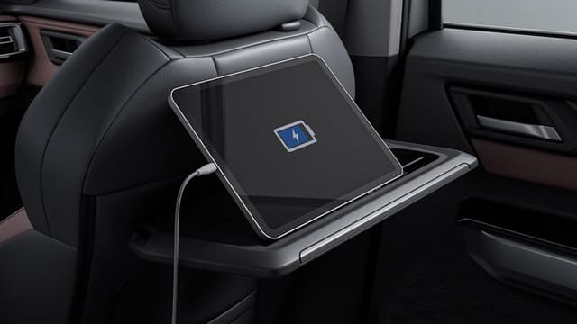 Bàn gập lưng ghế\nGhi chú: Hạn chế sử dụng khi xe di chuyển, đặc biệt ở tốc độ cao.