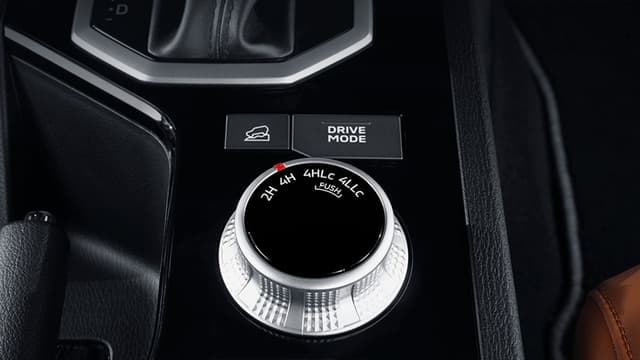 Hệ thống dẫn động Supper Select 4WD-II: \nHệ thống truyền động hai cầu huyền thoại được trang bị vi sai trung tâm & khóa vi sai cầu sau duy nhất phân khúc.​