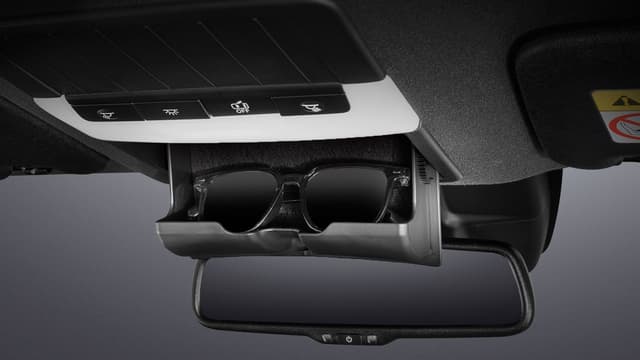 Hộc đựng kính tiện dụng: \nKích thước lớn, phù hợp với nhiều mẫu kính.​​​