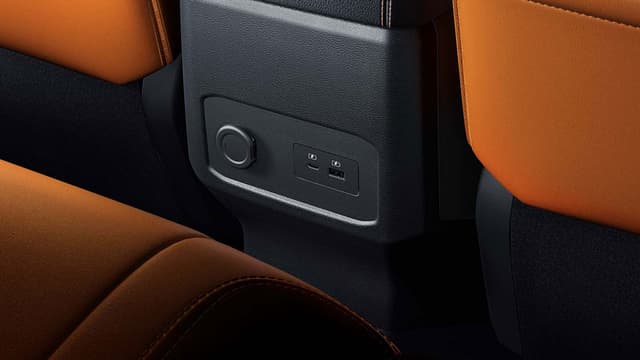 Cổng sạc hàng ghế sau: \nTiện dụng, đáp ứng nhu cầu khác nhau của nhiều hành khách.​​