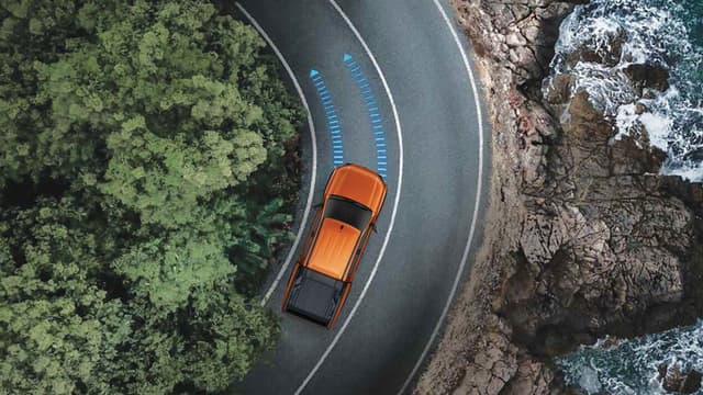 Hệ thống kiểm soát vào cua chủ động (AYC): \nHỗ trợ lái xe an toàn khi di chuyển trong điều kiện đường trơn trượt và vào cua.