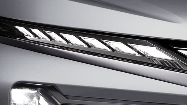 Đèn ban ngày tích hợp đèn báo rẽ \nTăng tính hiện đại ở phần đầu xe.​​
