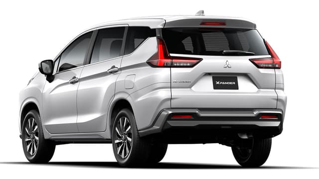 Cửa cốp dày dặn, cản sau mở rộng giúp xe cứng cáp vững chãi\nKích thước lớn góp phần tạo nên diện mạo thể thao mạnh mẽ.​