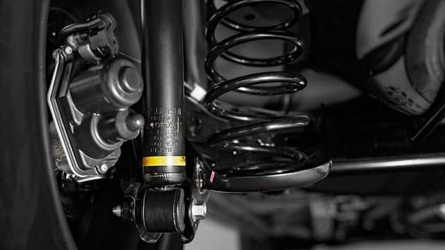 Hệ thống treo nâng cấp​​\nKhả năng điều khiển của xe được tăng cường bằng việc tăng kích thước hệ thống giảm chấn. Van phuộc tăng kích thước tương đương như Lancer Evolution giúp xe êm ái thoải mái hơn.​​