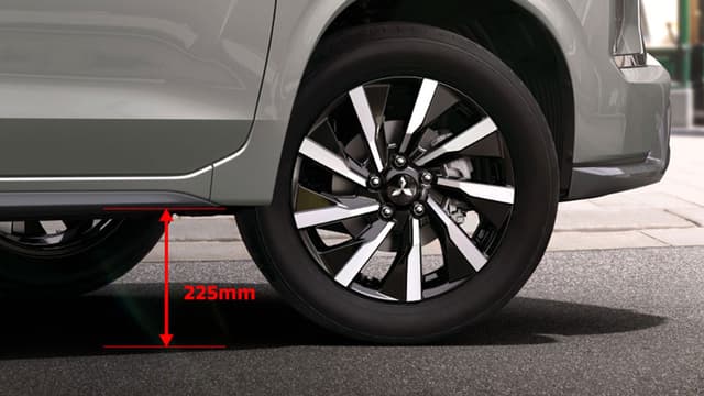Khoảng sáng gầm lớn 225mm​​\nKhả năng lội nước lên tới 400mm, mang lại sự linh hoạt trên mọi điều kiện địa hình.​​