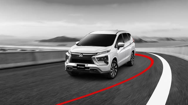 Hệ thống kiểm soát vào cua chủ động (AYC)​​\nGiúp xe ổn định và an toàn hơn khi vào cua, giảm thiểu trượt bánh và tăng độ bám đường trong mọi điều kiện.​​