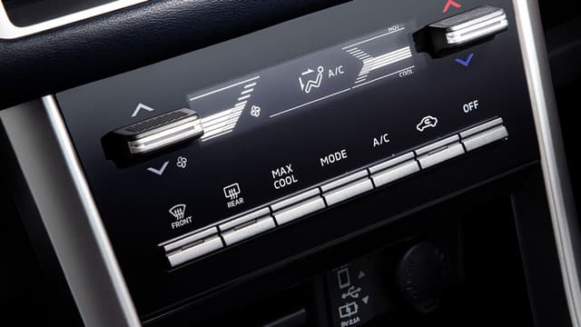 Điều hòa kỹ thuật số với chế độ Max Cool​​\nKhoang lái được làm mát ngay tức thì chỉ với một chạm.