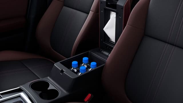 Hộc đựng đồ tiện dụng​​\nHộc đựng đồ rộng rãi, đa dụng​.