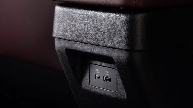 Cổng sạc type – C hàng ghế 2​​\nBệ tỳ tay được trang bị 2 cổng sạc USB ở phía sau cho hàng ghế 2: 01 cổng USB Type-A và 01 cổng USB Type-C