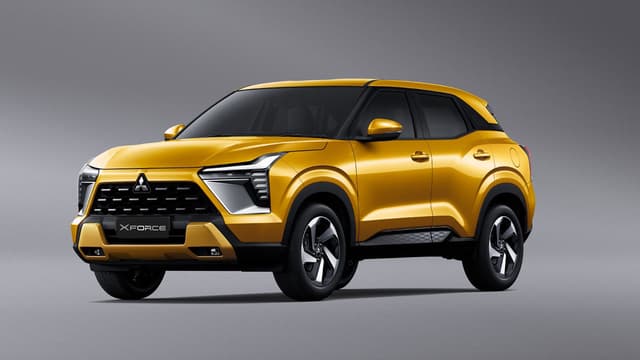 Thiết kế đậm tính khí động học \nNắp capo được dập nổi, các đường nét khí động học mượt mà kéo dài từ phần logo ba viên kim cương nổi bật ở mặt trước đến phần hông và phía sau.