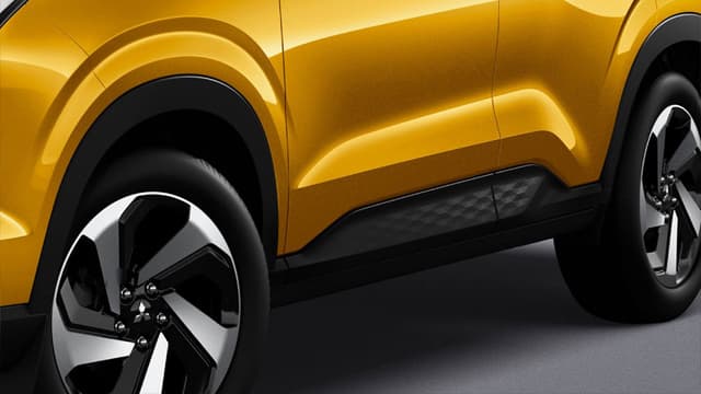 Hông xe mạnh mẽ, năng động \nPhần hông xe với bề mặt cơ bắp được tạo hình bởi những đường cắt dập nổi, kết hợp với mảng khối của các ốp vè.