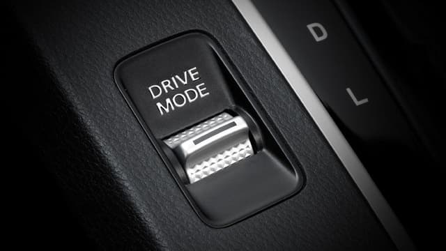 Nút điều chỉnh chế độ lái \nCho phép người lái dễ dàng thay đổi giữa 4 chế độ: Đường trường, Đường sỏi đá, Đường bùn lầy, và Đường ngập nước (lần đầu tiên được Mitsubishi Motors giới thiệu)